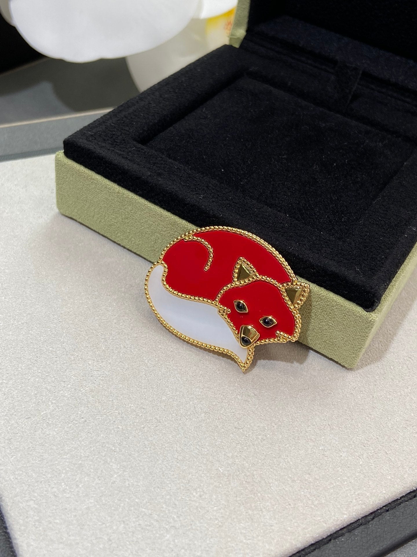 VCA Brooch 12