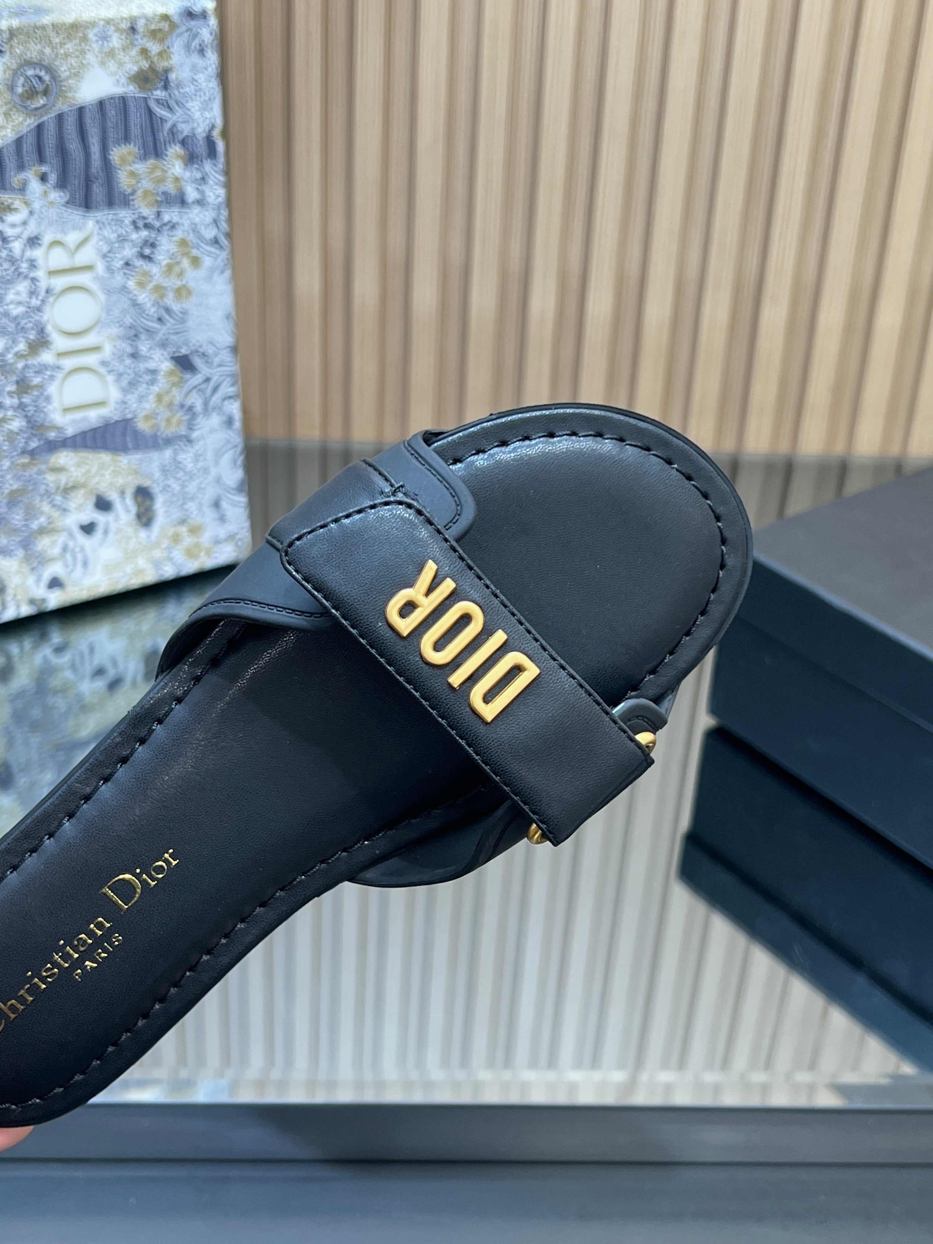 CD 26s Beach Sandals Black Sheepskin 665321