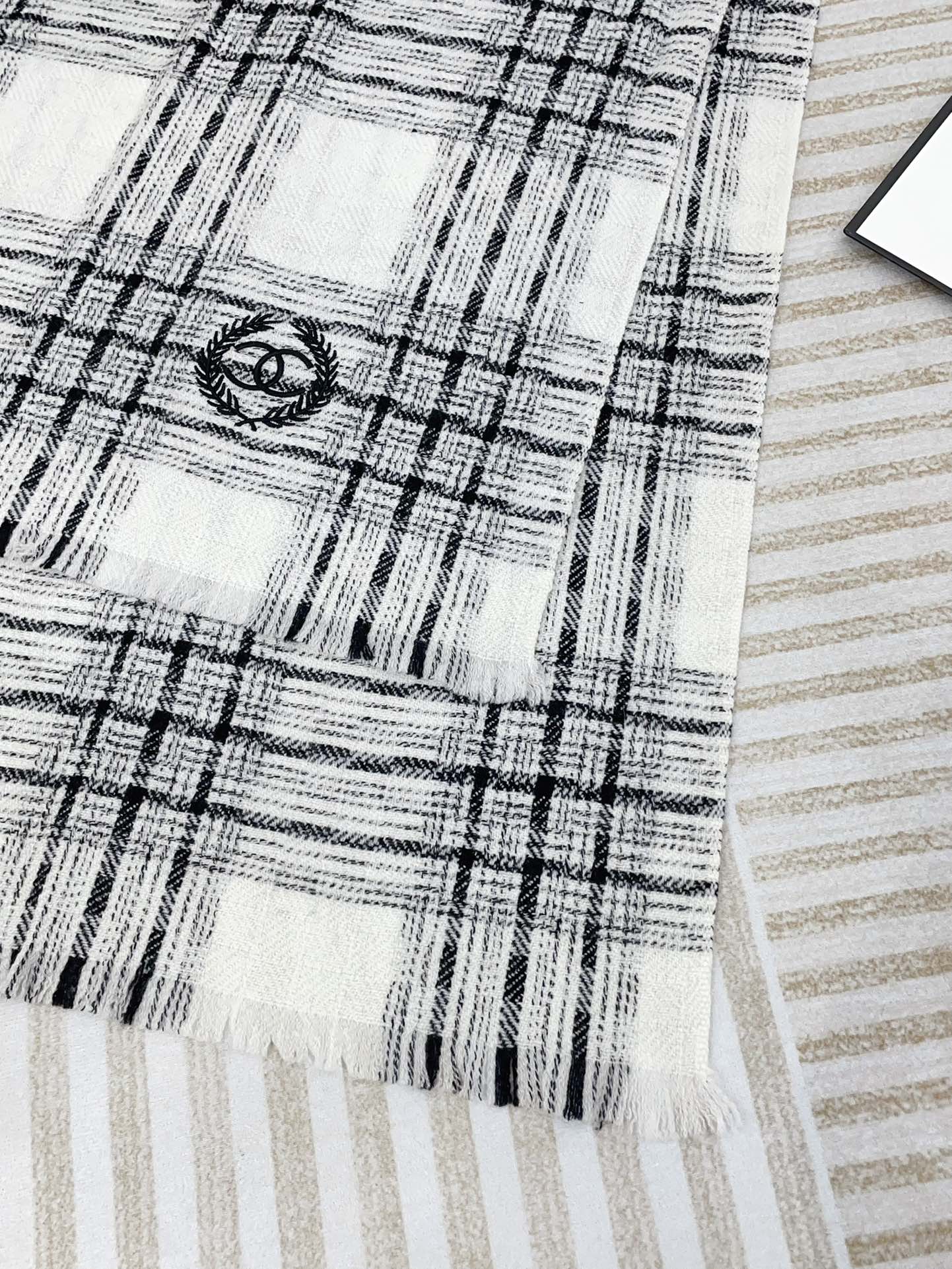 CC Scarf 190 CM In White With Black Stripes Fleece Wool 416907