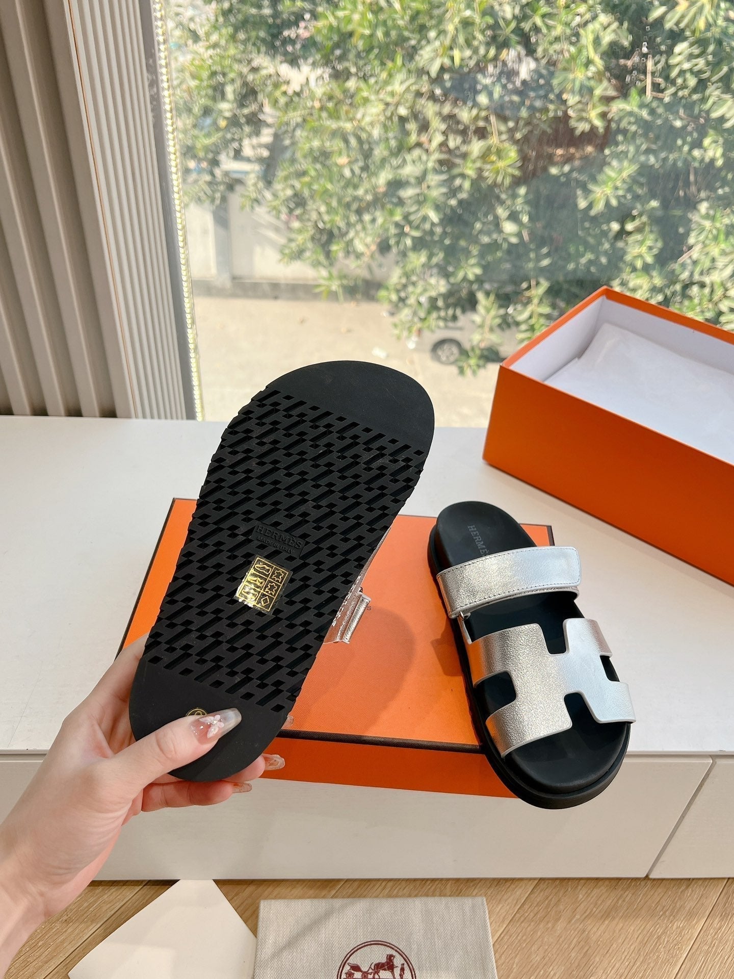 HM Chypre Sandal Silver Calfskin 202812