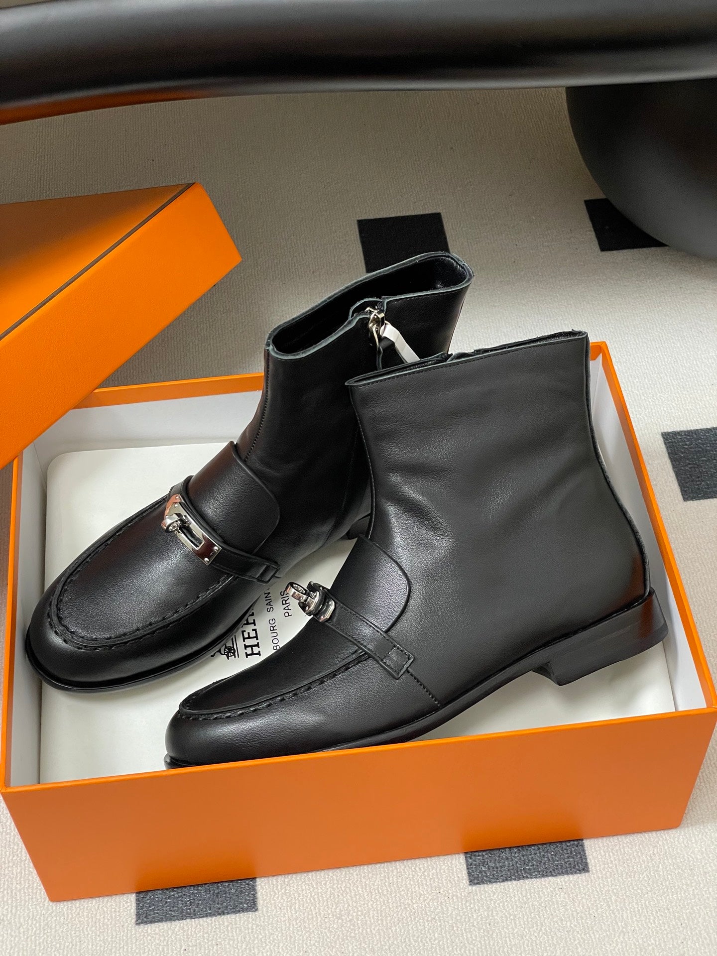 HM  short boots kelly buckle black sheepskin
